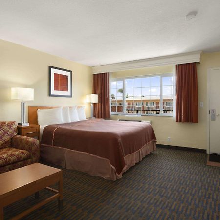 Howard Johnson By Wyndham San Diego Sea World Exterior photo